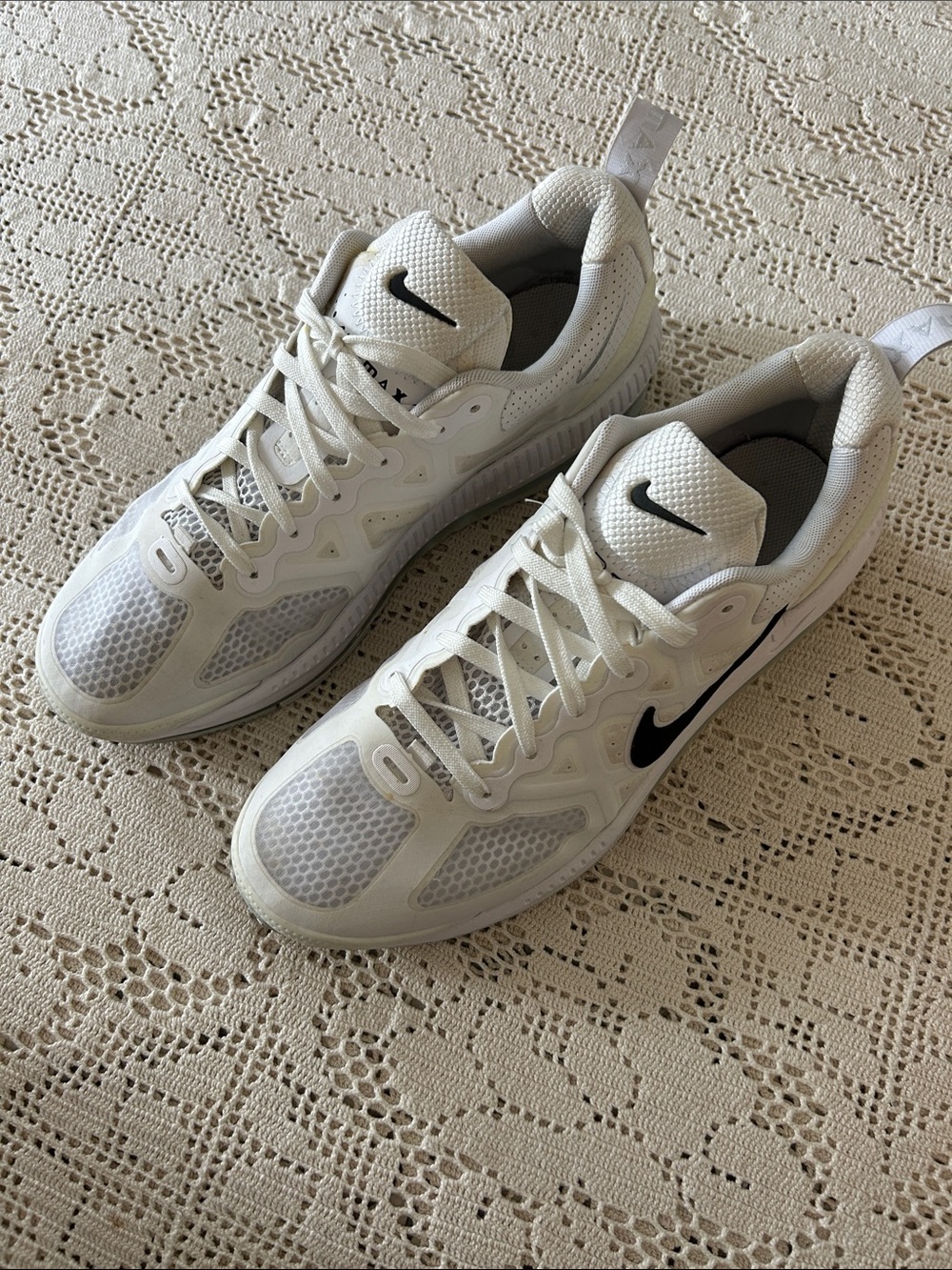 Nike White and Black Men’s Mesh Sneakers